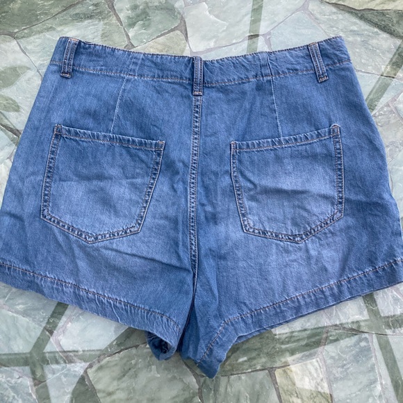 Women’s size 13/31 Celebrity Pink jean shorts - Picture 2 of 4